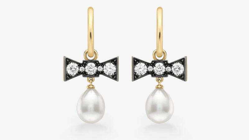 Une paire de boucles d'oreilles créoles « Bows » comportant chacune 0,36 carat de diamants ronds taille brillant dans une monture milgrain en or blanc et jaune noirci 18 carats rehaussée de gouttes de perles (10 500 $) Jessica McCormack présente des boucles d'oreilles créoles Gypset en diamants et perles