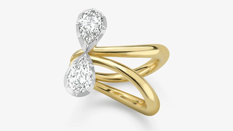Une bague « Bows » utilisant deux diamants taille poire de 0,70 carats dans une monture découpée de style géorgien en or blanc 18 carats comme boucles d'un arc, avec les bandes en or jaune 18 carats comme ruban (30 750 $) Jessica McCormack - Bague avec nœuds