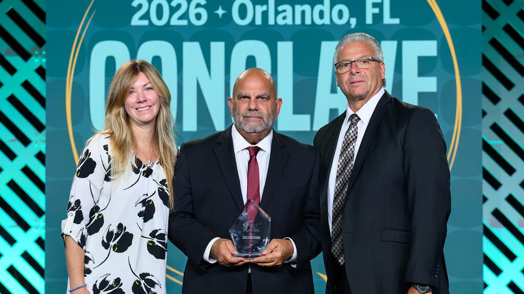 Coleman-Phelps a remis le prix John J. Kennedy à l'agent spécial Raul Perez (au centre) aux côtés de Scott Guginsky, vice-président exécutif de la Jewelers' Security Alliance (à droite). Amanda Coleman-Phelps, Raul Perez et Scott Guginsky