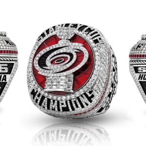 La bague de championnat des Hurricanes de la Caroline révèle un pendentif caché pour une rondelle de hockey