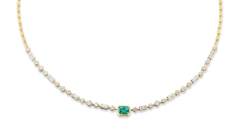 Un collier demi-tennis « Cadence » unique en son genre centré sur une émeraude brésilienne de 0,76 carat flanquée de 2,60 carats de diamants dans de l'or jaune 18 carats (21 000 $) Sorellina Cadence Gemstones Collier demi-tennis en émeraude