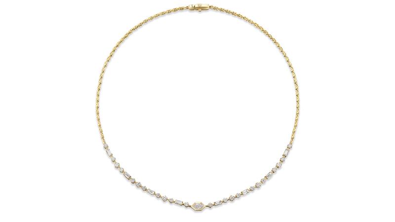 Un autre nouveau collier demi-tennis « Cadence » unique en son genre qui centre un diamant taille duchesse de 0,40 carat aux côtés de 2,60 carats de diamants en or jaune 18 carats (23 000 $) Collier demi-tennis Sorellina Cadence avec pierres précieuses et diamants