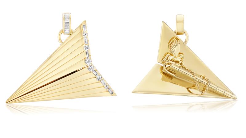 Un pendentif « Paper Plane » en or jaune 18 carats rehaussé de 0,61 carat de diamants est fermé par un Pégase (à droite) ou peut s'ouvrir pour montrer une gravure (14 000 $) Pendentif avion en papier Sorellina