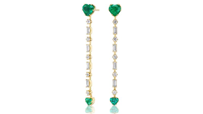 Une paire de boucles d'oreilles « Cadence » unique en son genre avec 3,26 carats d'émeraudes et 1,35 carats de diamants sur or jaune 18 carats (18 000 $) Boucles d'oreilles pendantes avec pierres précieuses Cadence émeraude Sorellina