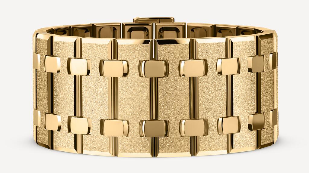 Une manchette « Frosted Gold Royal Oak » en or jaune 18 carats utilisant un fermoir octogonal « Royal Oak » Manchette Audemars Piguet en or givré
