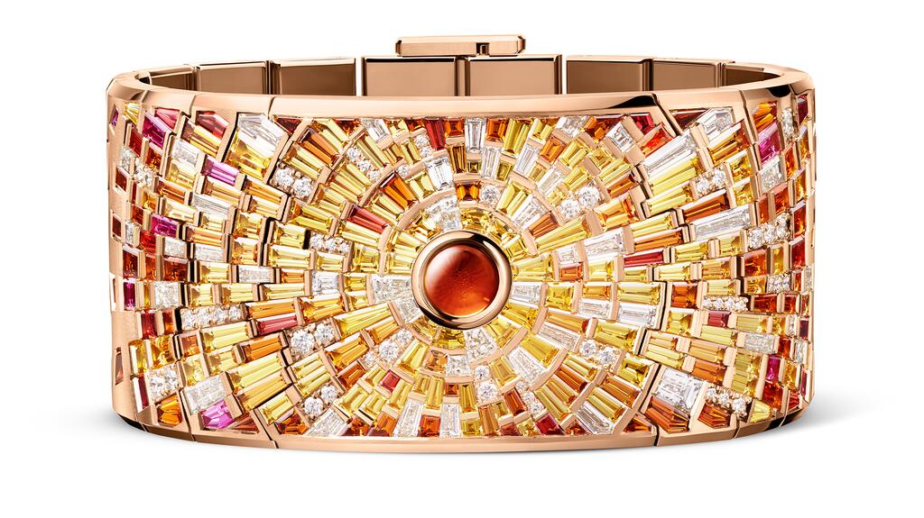 Une manchette « Dream of Joux Sunburst Royal Oak » centrant un cabochon de spessartite orange de 0,55 carat entouré de 98 diamants, 108 saphirs jaunes, 23 saphirs orange, 15 saphirs roses, 61 spessartites orange et 23 spessartites jaunes en or jaune 18 carats Audemars Piguet Manchette Rêve de Joux Sunburst Royal Oak