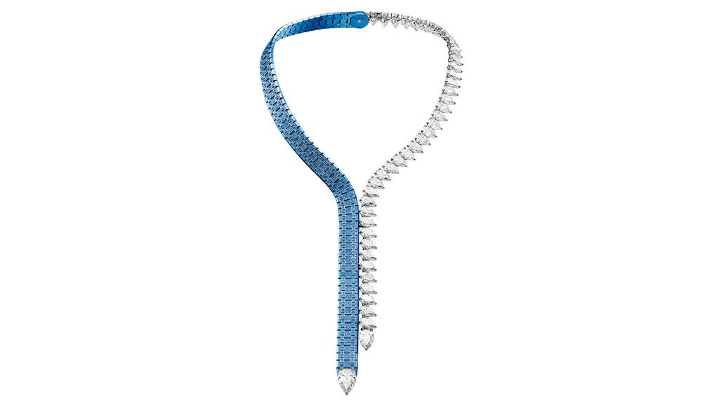 Le collier cravate « Dream of Joux » présente un côté en titane bleu serti neige de 1 670 saphirs bleus et une goutte de diamant en forme de poire de 5 carats, tandis que l'autre côté présente 42 diamants taille poire sertis dans de l'or blanc 18 carats avec une goutte de diamant en forme de poire de 3 carats. Collier Audemars Piguet Rêve de Joux