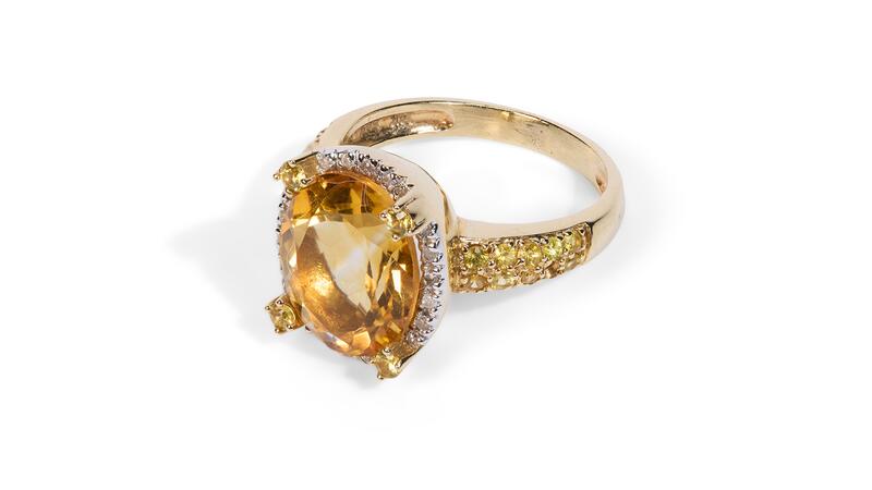 Cette bague en or jaune 14 carats présente une citrine entourée de diamants et de saphirs jaunes. Bague saphir jaune diamant citrine or jaune