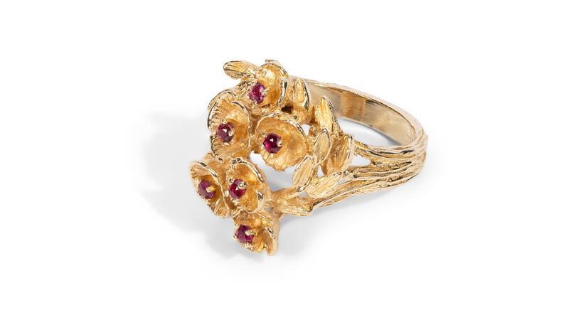 Une bague florale en or jaune 14 carats et rubis de la collection personnelle de Reba McEntire Bague florale en or jaune et rubis