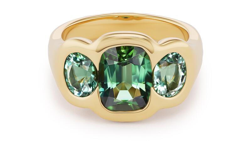 Une grosse bague « BNS » en or jaune 18 carats mettant en valeur trois tourmalines vertes dans la monture « Signature » de la marque Brent Neale Bague BNS à trois tourmalines vertes