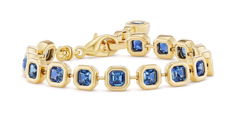 Un bracelet « Pillow » avec saphirs bleus taille Asscher en or jaune 18 carats Bracelet oreiller en saphir bleu Brent Neale