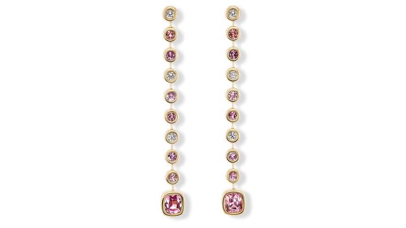 Une paire de boucles d'oreilles « Pillow » en forme d'épaule avec grenat rose et diamants en or jaune 18 carats Brent Neale Boucles d'oreilles pendantes en forme d'oreiller en grenat rose