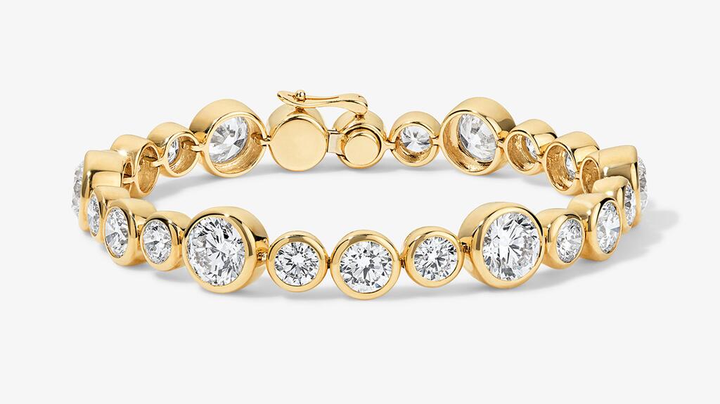 Un bracelet tennis « Parfaitement imparfait » avec 15,26 carats de diamants ronds synthétiques sertis clos dans de l'or jaune 14 carats (13 750 $) Stephanie Gottlieb x Sofer Bijoux Bracelet Tennis