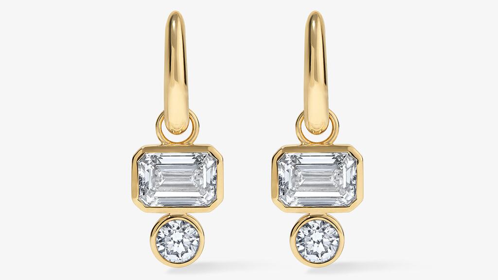 Une paire de boucles d'oreilles huggie « Fancy Bezel » en or jaune 14 carats ornées d'émeraudes et de diamants ronds de laboratoire totalisant 3,66 carats (4 000 $) Boucles d'oreilles bijoux Stephanie Gottlieb x Sofer