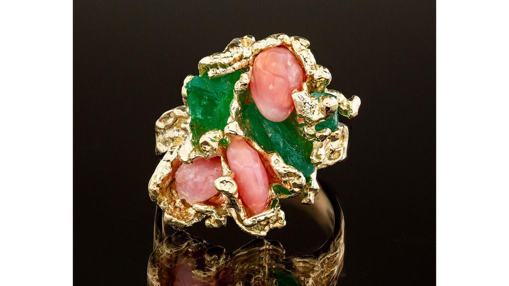 Une bague de forme libre sertie de perles de conques et d'émeraudes colombiennes brutes non taillées conçue par Marcial de Gomar (Crédit photo : Marcial de Gomar Collection/Emeralds International) Bague forme libre Marcial de Gomar
