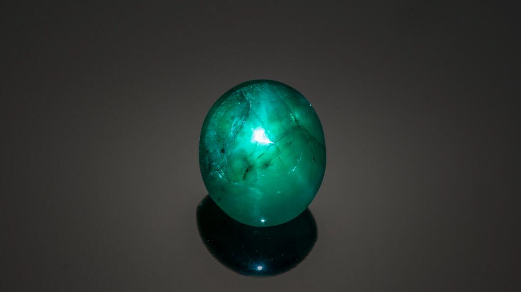 La « Marcial de Gomar Star » de 25,86 carats est la plus grande émeraude étoilée double face connue jamais documentée. (Photo gracieuseté de Robert Weldon, GIA) Marcial de Gomar Émeraude étoile