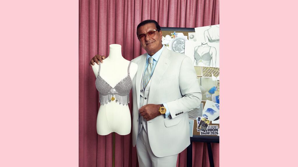 Jacob Arabo, fondateur, président et directeur créatif de Jacob & Co., avec le soutien-gorge fantaisie du défilé de mode Victoria's Secret 2026 Soutien-gorge fantaisie Jacob Arabo