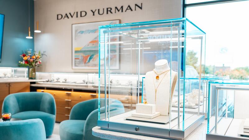 David Yurman est l'une des nombreuses marques du joaillier, aux côtés de Rolex et Tudor. Boutique David Yurman dans les bijoutiers David Gardner