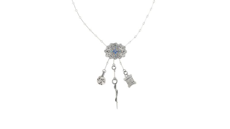 Un collier « Chatelaine » composé d'un saphir bleu et d'un zircon bleu clair en argent sterling (775 $) Collier Chatelaine Mignon Faget