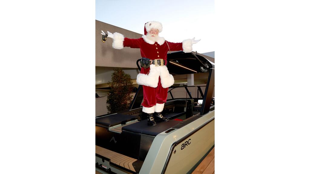 Le Père Noël a testé le bateau de wake Arc Sport lors d'une célébration de Neiman Marcus à Los Angeles. Père Noël sur un wake boat
