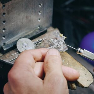 Tiffany & Co. emmène les consommateurs dans les coulisses