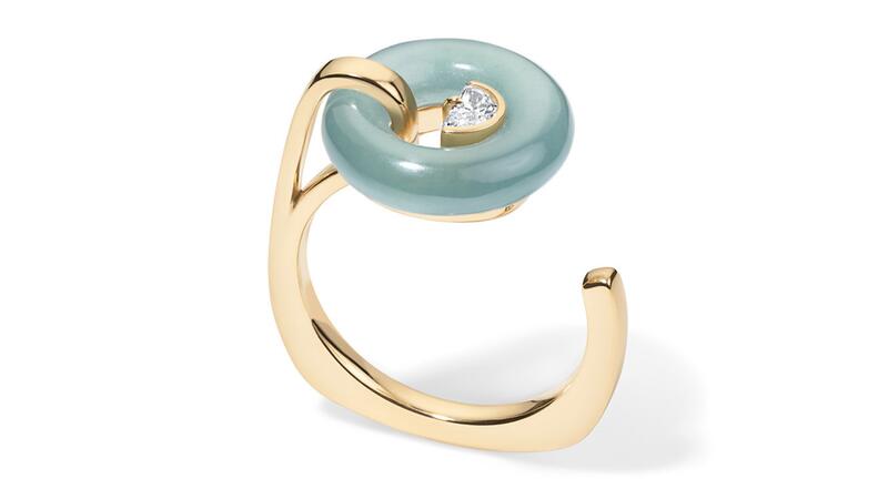 La bague « Infinite » présente une jadéite guatémaltèque de 5,50 carats avec un diamant en forme de demi-lune de 0,10 carat au centre en or jaune 18 carats (3 900 $) Bague Infinie Bliss Lau