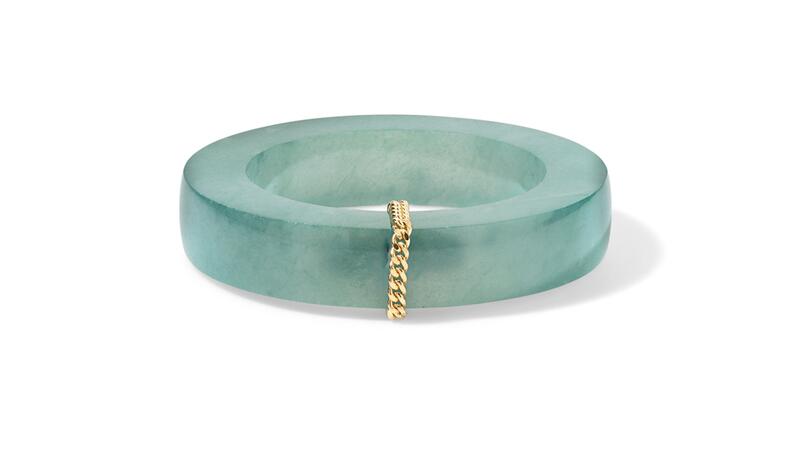 La bague « River » en jadéite guatémaltèque bleu-vert rehaussée par une chaîne en or jaune 18 carats (800 $) Anneau de la rivière Bliss Lau