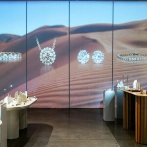 De Beers célèbre les fêtes avec une nouvelle campagne « Desert Diamonds »