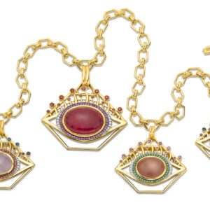 Les pendentifs d'Edina Kiss disent « Les yeux vous regardent »