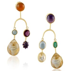 Les boucles d'oreilles Hold the Universe de Christina Puchi